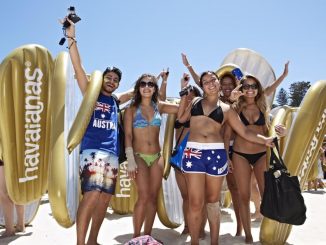 Australianos celebran su día nacional en la playa