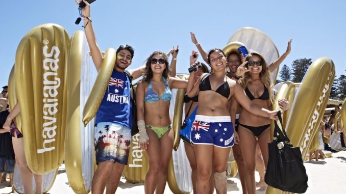 Australianos celebran su día nacional en la playa