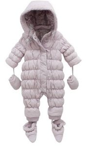 Típico traje de invierno de una sola pieza para bebés.