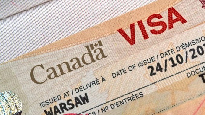 Para entrar a Canadá para estancias al menos de seis meses se requiere una visa de visitante o una autorización electrónica de viaje. Tipos de visas y trámites