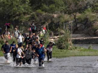 Venezolanos huyen cruzando el Río Grande