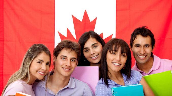 Extienden el permiso de trabajo a los graduados en Canadá